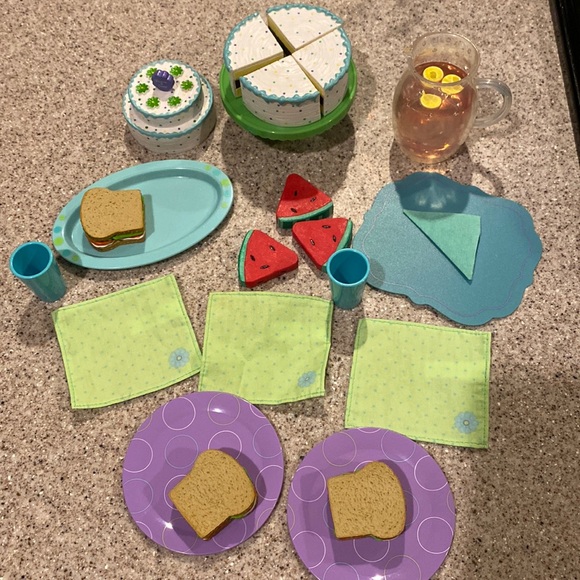 AMERICAN GIRL Chrissa Party Table Trends - Accessories - Retired - Picture 1 of 4